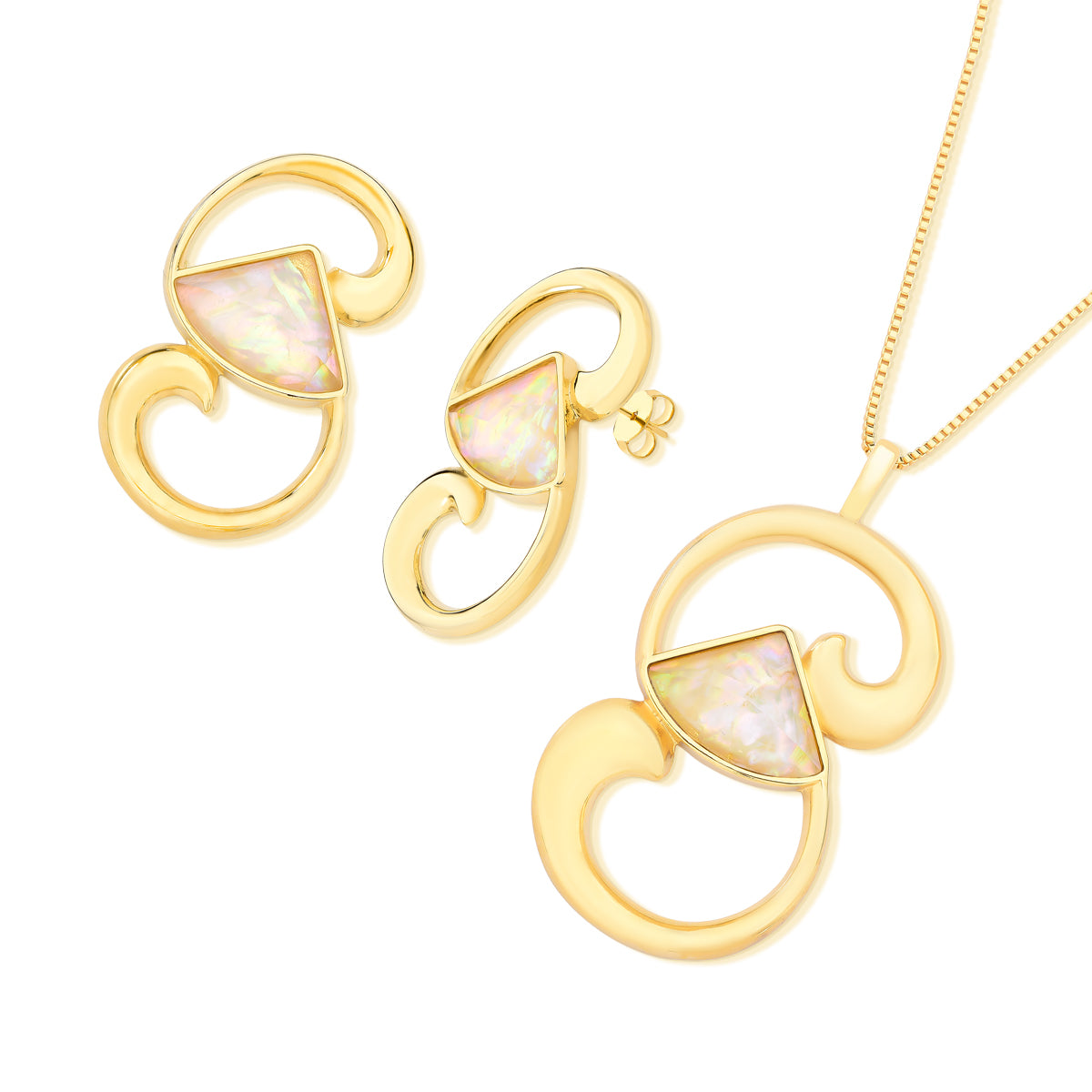 Ensemble doré avec des éléments organiques et de la nacre