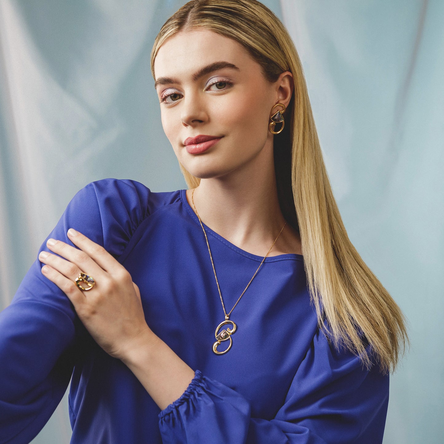 Ensemble doré avec des éléments organiques et de la nacre