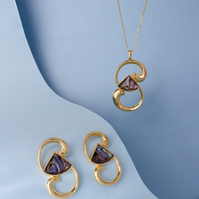 Ensemble doré avec des éléments organiques et de la nacre