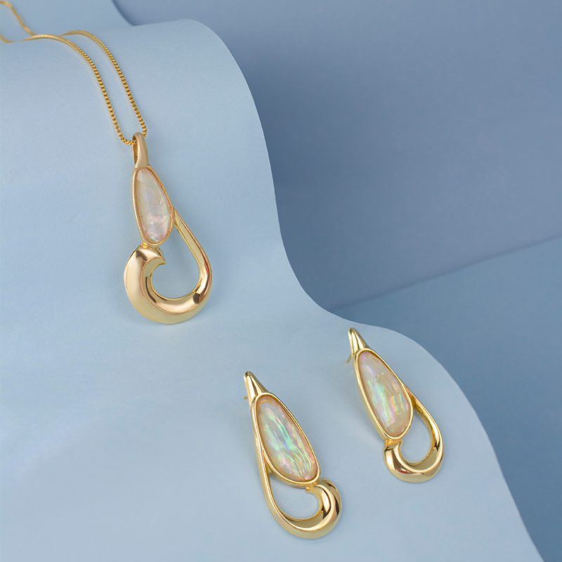 Ensemble doré avec nacre et design organique