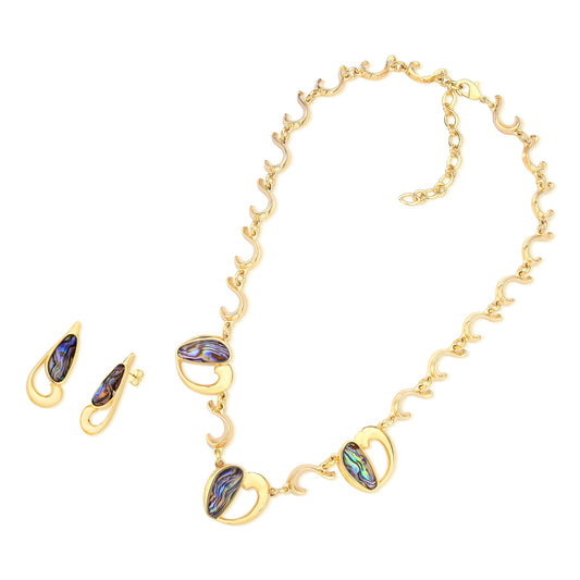 Ensemble doré avec des éléments organiques et de la nacre