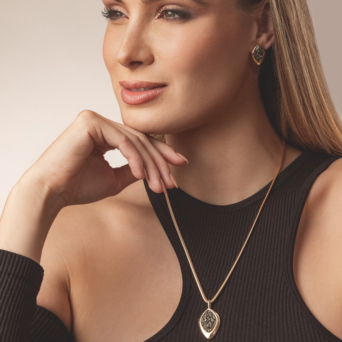 Ensemble plaqué or avec pierres texturées