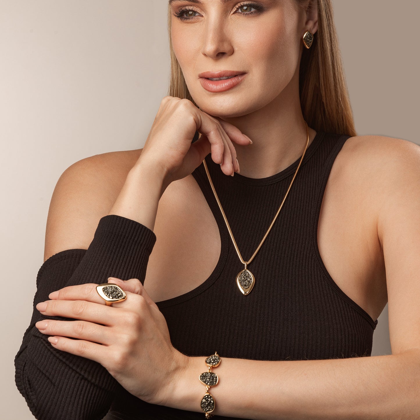 Ensemble plaqué or avec pierres texturées