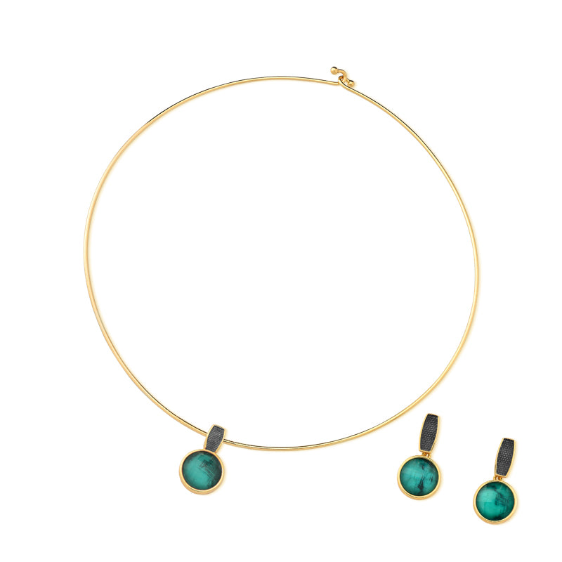 Ensemble doré avec rhodium noir et pierres émeraude
