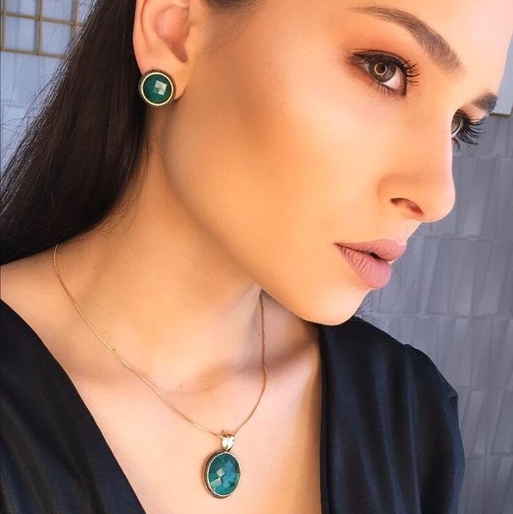 Ensemble doré avec rhodium noir et pierres circulaires