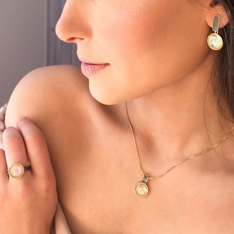 Ensemble doré avec rhodium noir et pierres circulaires