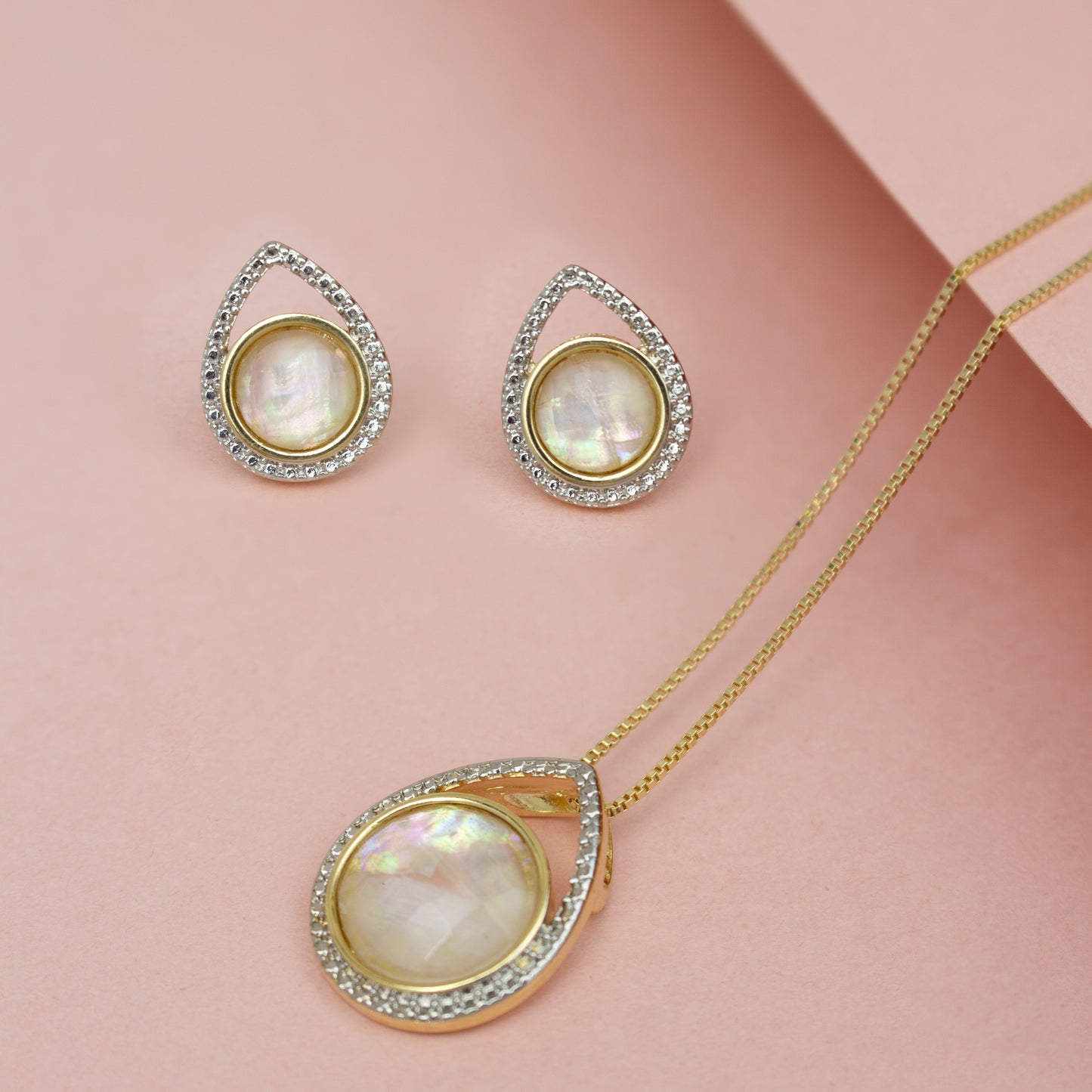 Ensemble doré avec rhodium blanc et nacre