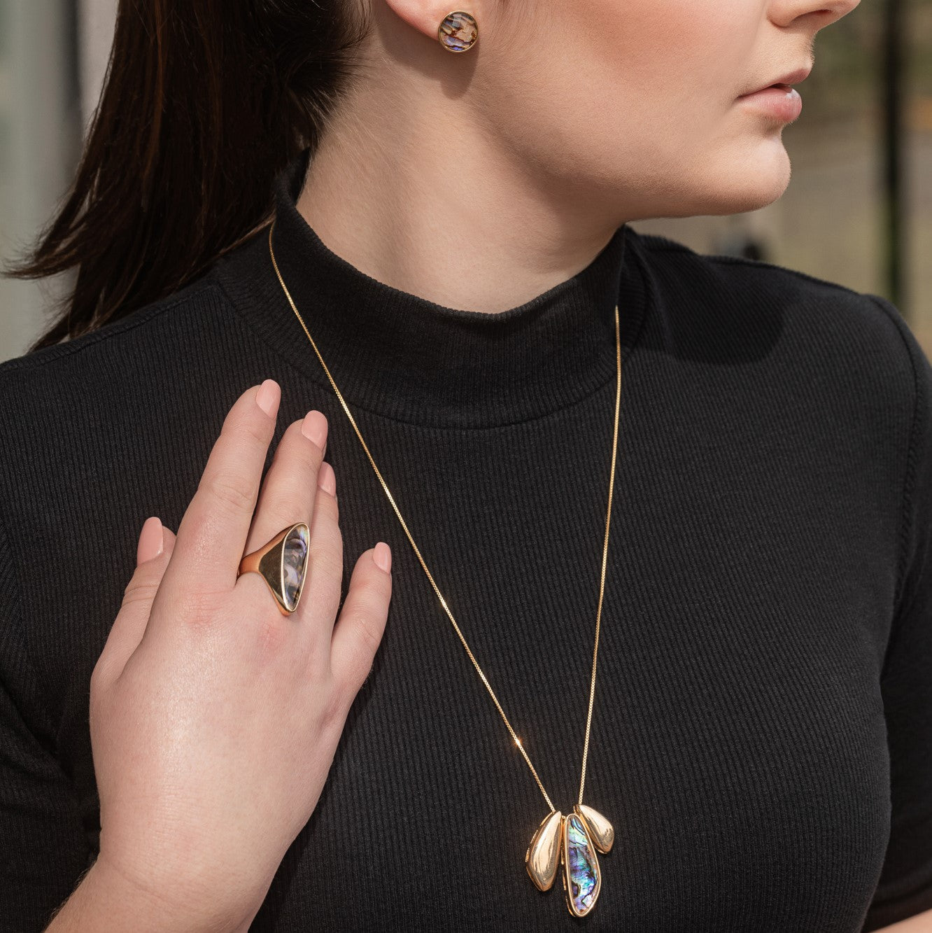 Collier doré avec nacre de design organique