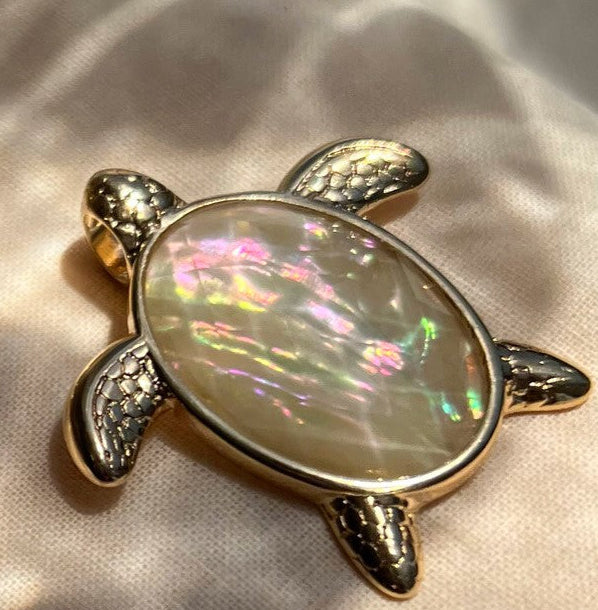Collier cravate avec pierre irisée