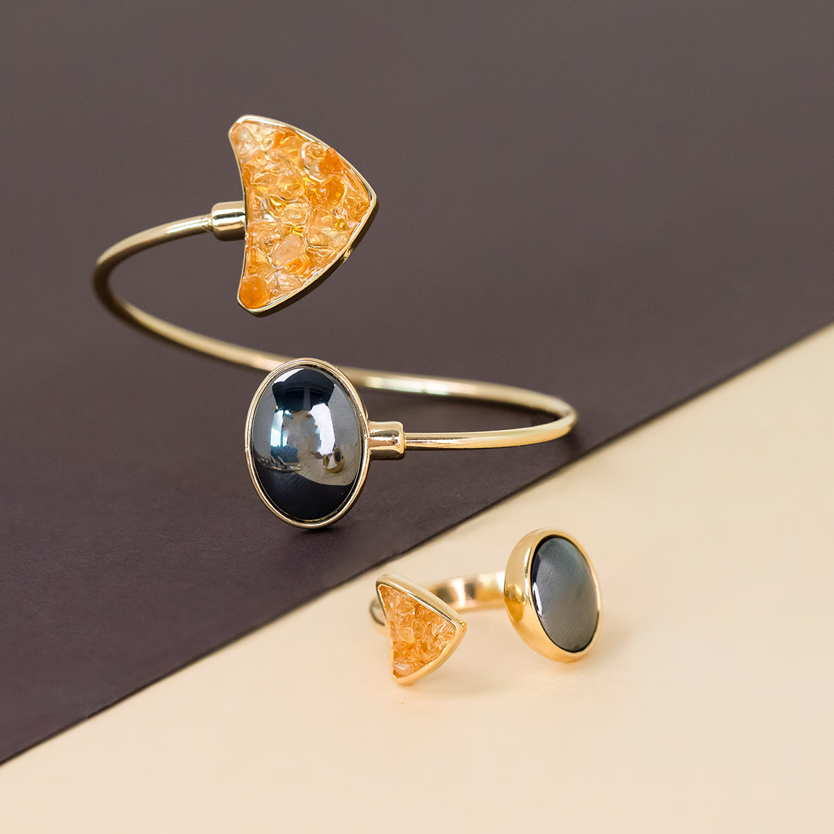 Bracelet Ouvert Doré avec Détails Géométriques