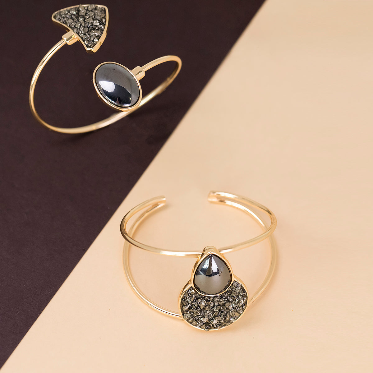 Bracelet Ouvert Doré avec Détails Géométriques