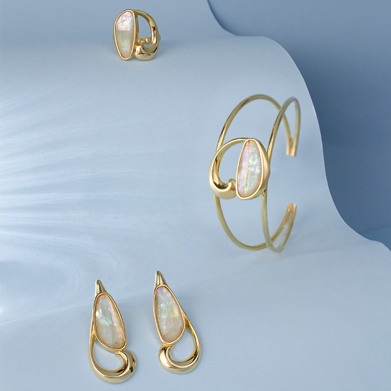 Bracelet rigide avec détail organique et nacre