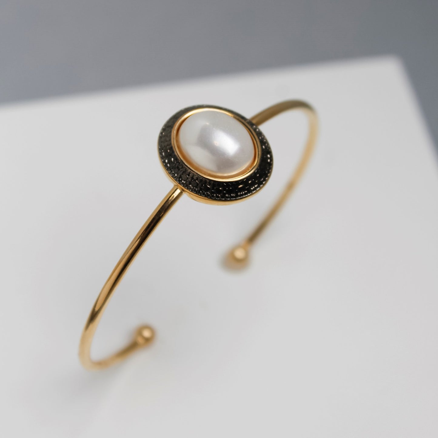 Bracelet elegance avec gemme centrale et détails pavés