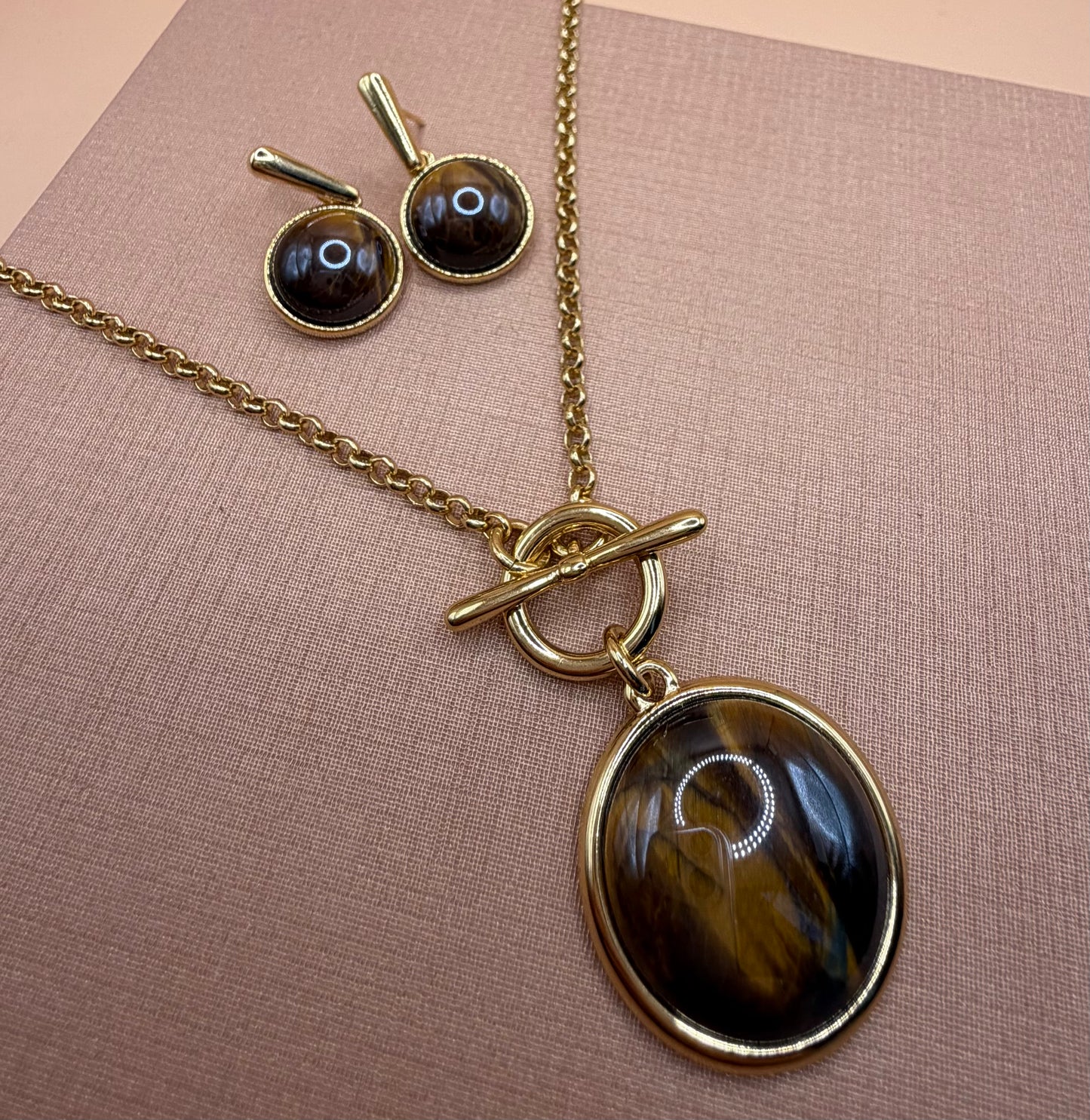 Titel: Vergoldetes Set mit Perlmutteffekt