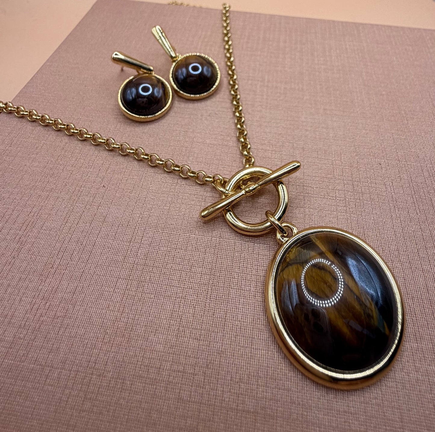 Titel: Vergoldetes Set mit Perlmutteffekt