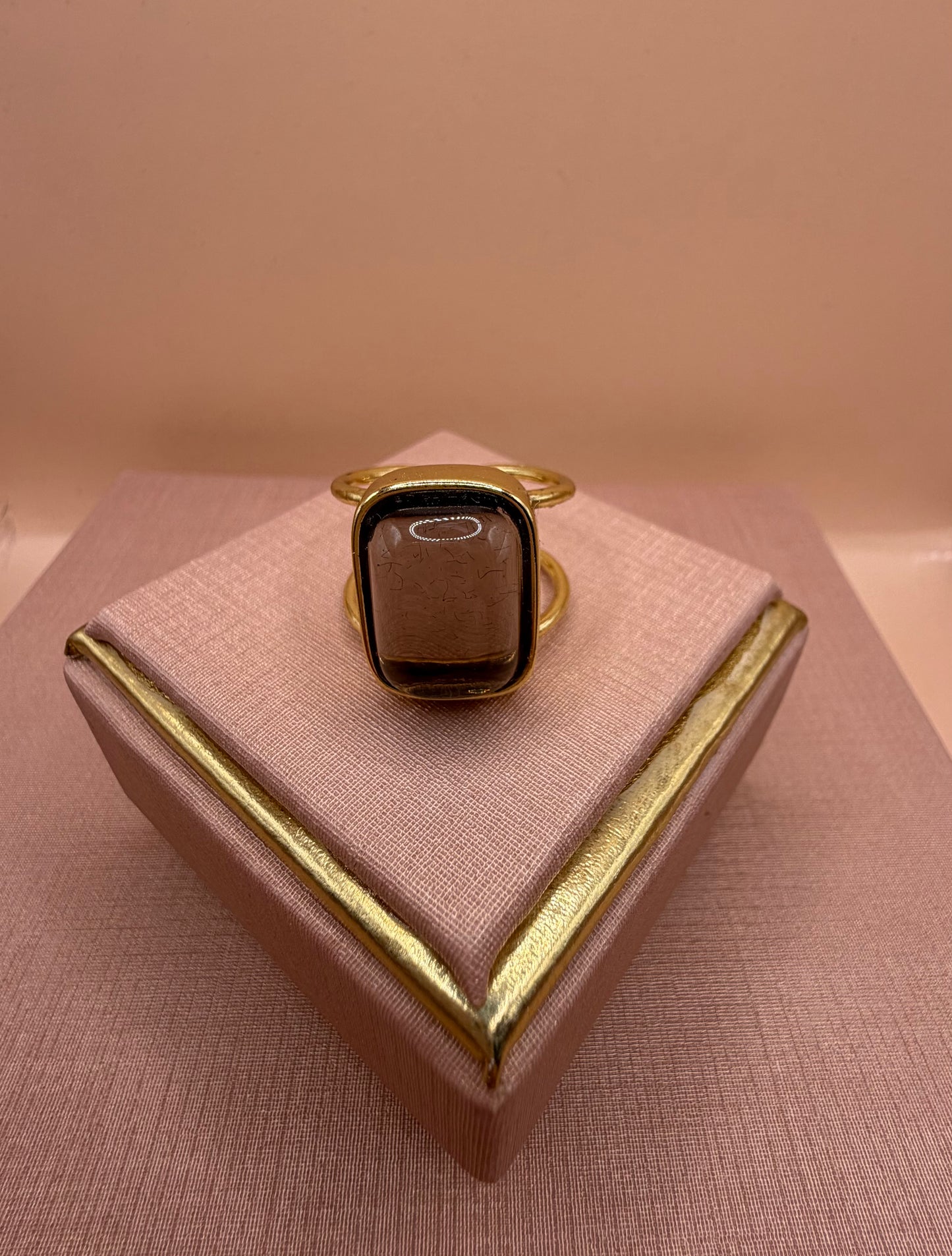 Vergoldeter Ring mit rechteckigem Edelstein