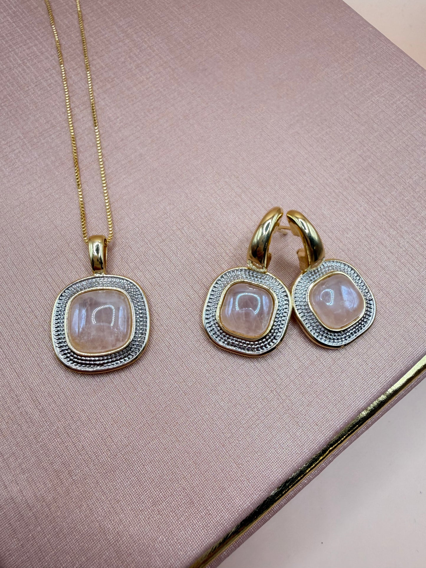 Parure plaquée or et rhodium blanc avec effet nacré