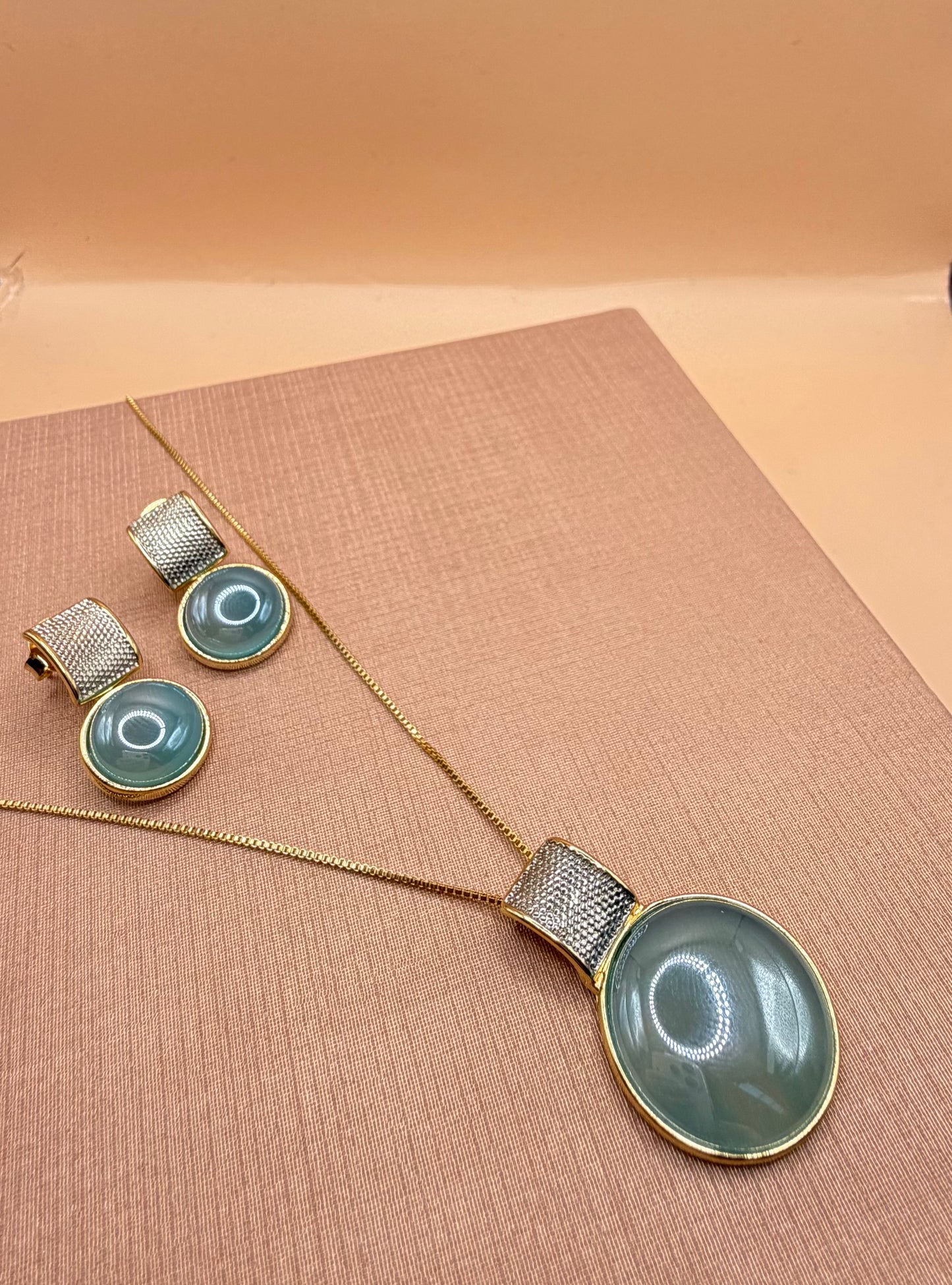 Vergoldetes und weiß rhodiniertes Set mit Perleffekt