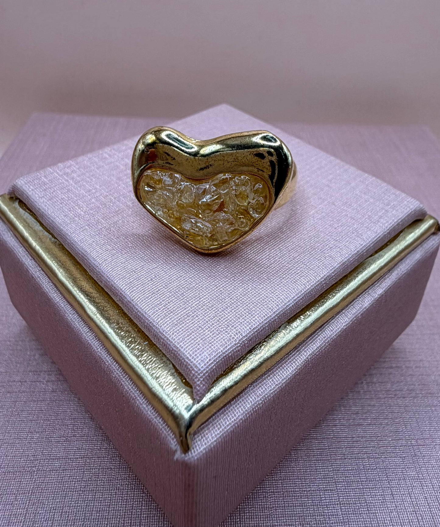 Vergoldeter Ring mit modernem herzförmigen Rohstein