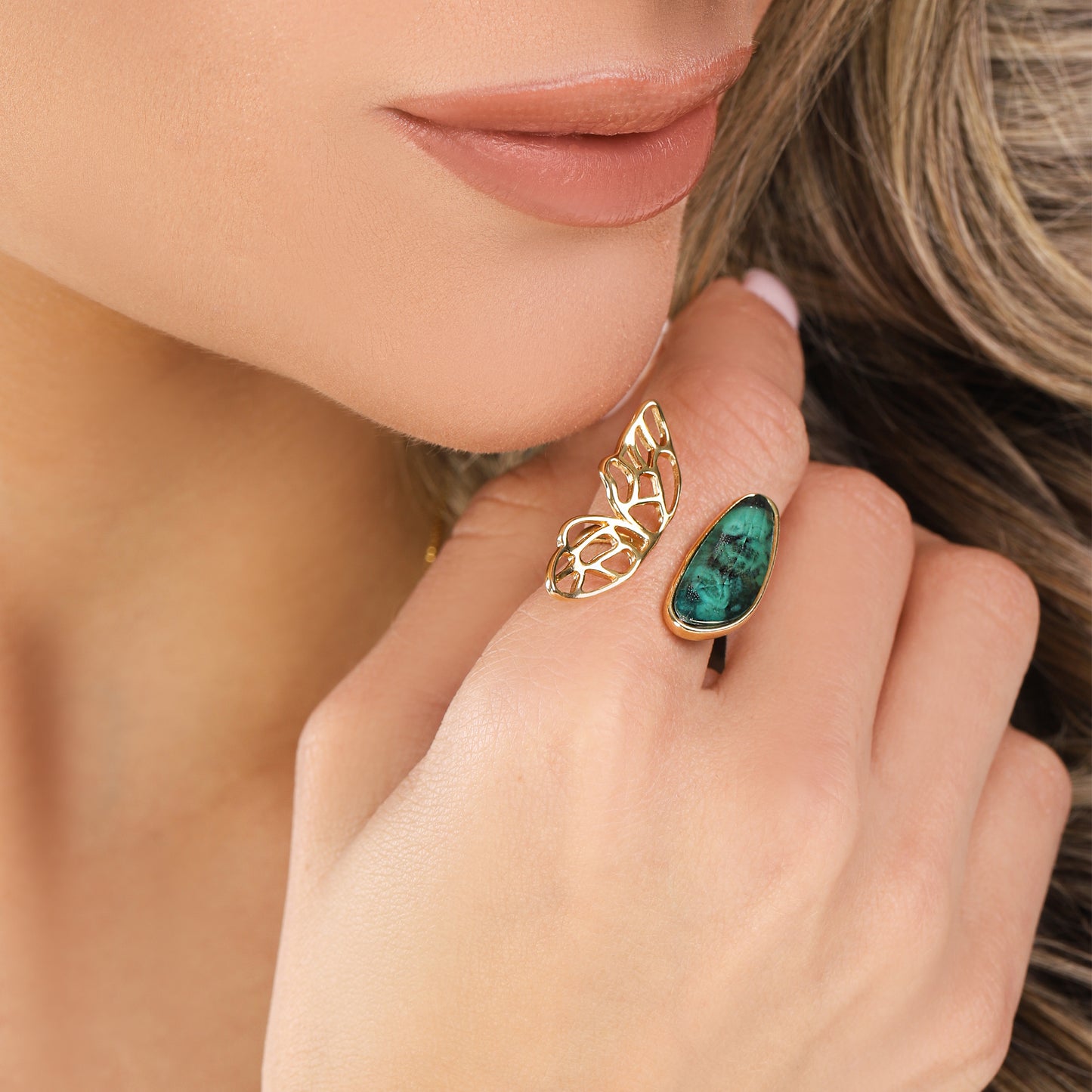 Bague dorée avec pierre de design organique