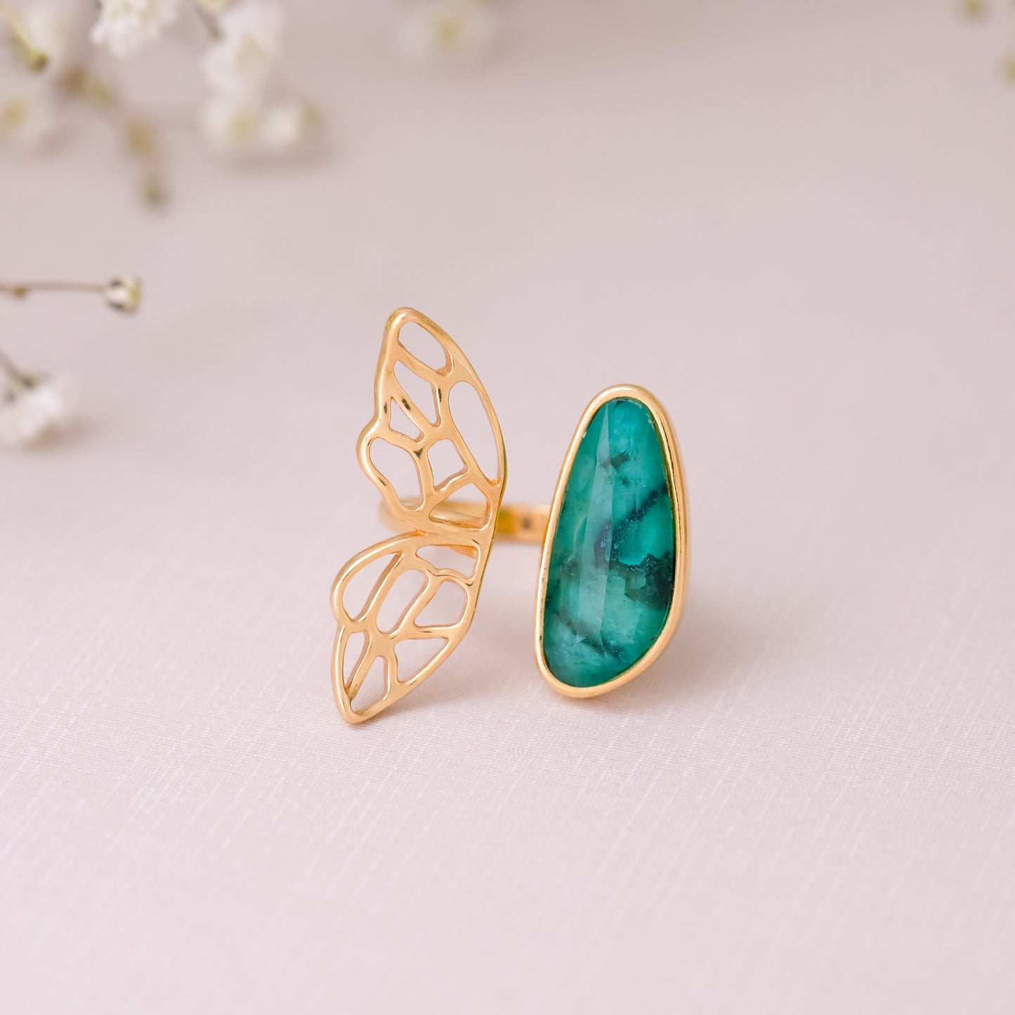 Bague dorée avec pierre de design organique