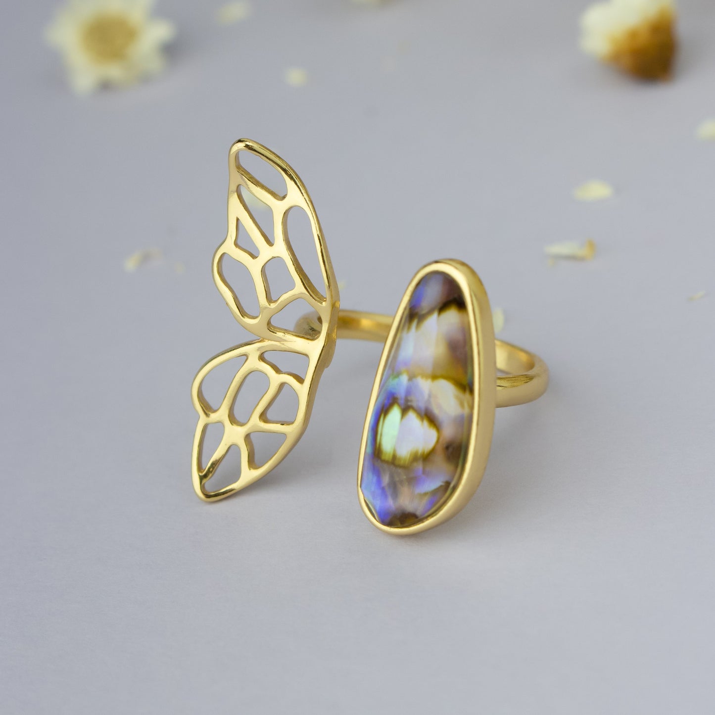 Bague dorée avec pierre de design organique